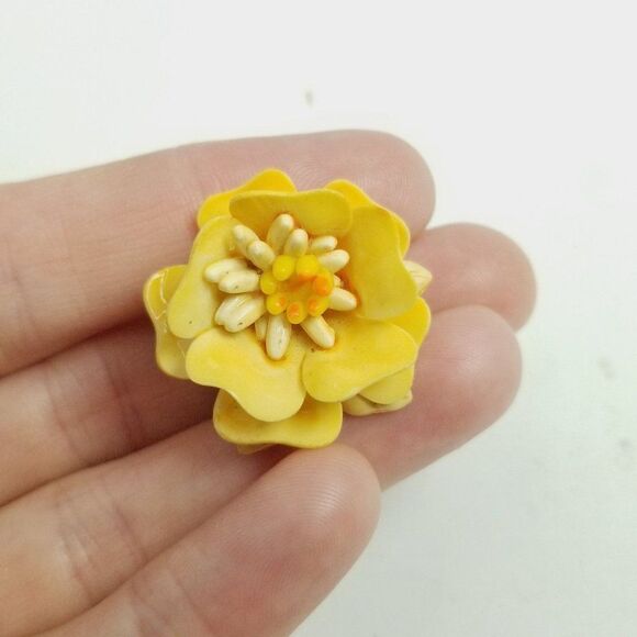 Vintage Yellow Plastic Flower Brooch, Light weight, 3D Design, Retro 60s 70s - Picture 2 of 5